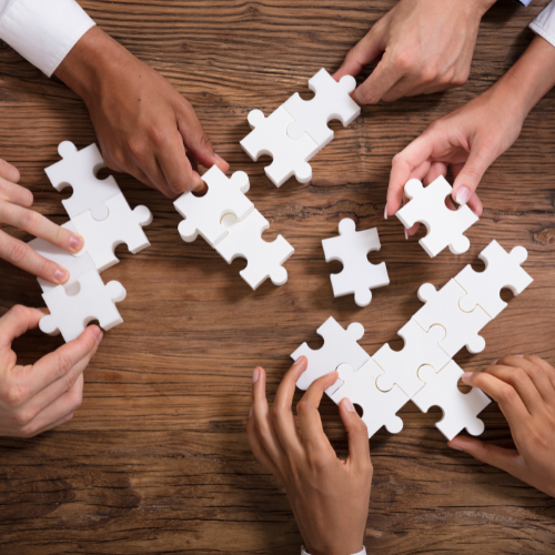 Таксама дапамагаем бацькам і блізкім навучыцца правільна і экалагічна кантактаваць з імі. 